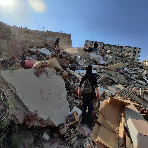 Pânico com terremoto faz moradores saltarem de prédios na Turquia